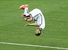 OSLAVNÉ SALTO. Nmecký útoník Miroslav Klose oslavuje vyrovnávací gól proti
