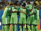 OBJETÍ. Nigerijtí fotbalisté ped zápasem s Bosnou.