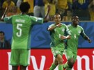 VEDEME! Nigerijský útoník Peter Odemwingie (druhý zleva) se raduje z gólu