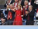 Belgický král Philippe a královna Mathilde tleskají po gólu Divocka Origiho v...