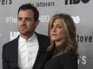 Justin Theroux a Jennifer Anistonová na premiée nové ady seriálu HBO The...