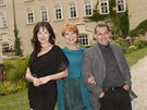 Tereza Kostková, Carmen Mayerová a Petr Kracik ped zámkem Chye