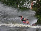 Na rybníku v Kostelci probíhá trénink mládee ve vodním lyování (29. 6. 2014).
