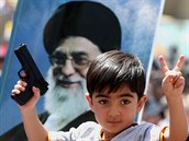 Irácký šíitský chlapec s portrétem nejvyššího íránského vůdce ajatolláha...
