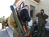 Proruský separatista se v Seversku nedaleko Doněcku chlubí svou protitankovou