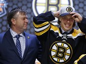 David Pastrk pi draftu NHL pzuje v dresu Bostonu. 