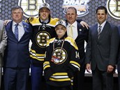 David Pastrk pi draftu NHL pzuje v dresu Bostonu. 