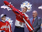 Jakub Vrána při draftu NHL obléká dres Washingtonu. 