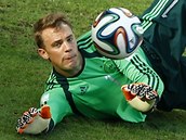 NMECK BRANK ZASAHUJE. Manuel Neuer vyr stelu jednoho z ghanskch