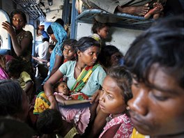 PARNÁ CESTA. Cestující se tísní a dusí vedrem ve vlaku v indickém Allahabádu....