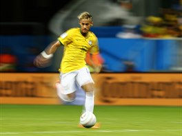 Brazilský útoník Neymar v rychlosti vede mí.