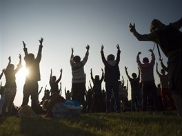 Oslavy slunovratu u Stonehenge (Spojené království, 21. ervna 2014).