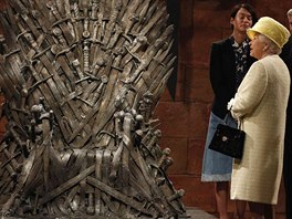Královna Alžběta II. obdivuje Železný trůn vládce Sedmi království ze seriálu...
