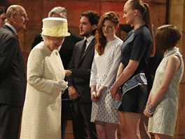 Královna Albta II. se v Belfastu setkala s herci a tvrci seriálu Hra o trny...