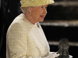 Královna Alžběta II. si odnesla zmenšenou repliku Železného trůnu (Belfast, 24....