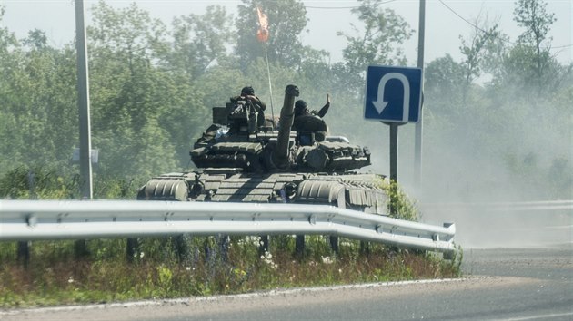Prorut separatist na tanku u msta Debalceve v Donck oblasti (20. ervna 2014).
