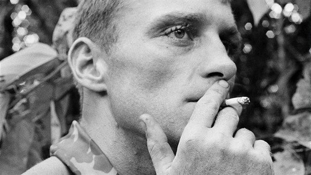 Rdiger Richter kou cigaretu v dungli jinho Vietnamu. Snmek pochz z roku 1966.