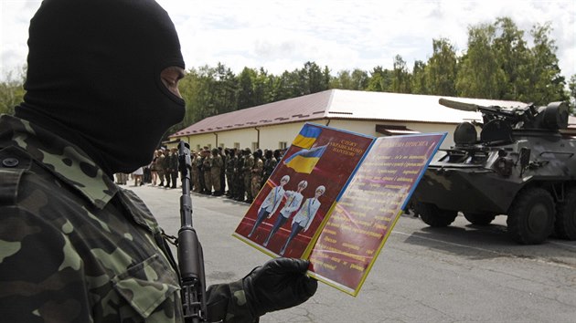 Slavnostní slib rekrutů ukrajinské Národní gardy v Kyjevě (24. června 2014)