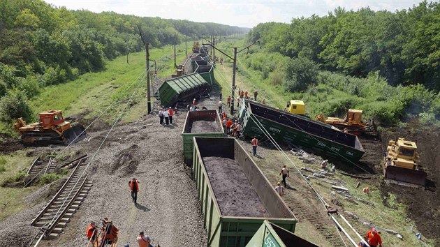 Vykolejený nákladní vlak u města Ilovajsk v Doněcké oblasti, kde neznámí útočníci vyhodili do povětří koleje (24. června 2014)