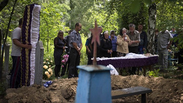 Pohřeb starce, který zahynul při ostřelování v Luhanské oblasti (24. června 2014)