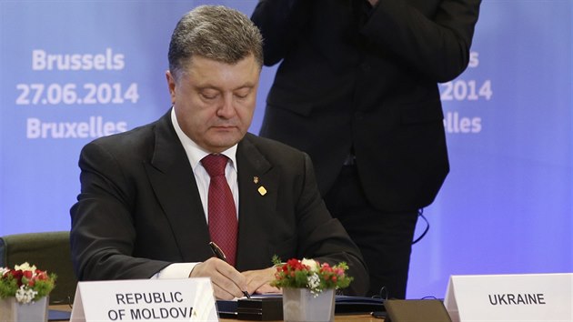 Ukrajinský prezident Petro Porošenko podepisuje v Bruselu asociační smlouvu s EU  (27. června 2014)
