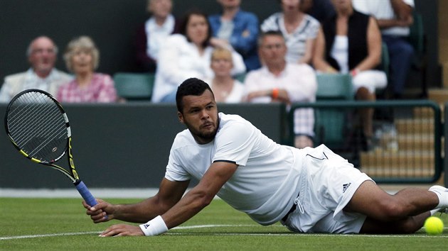 VELK BOJOVNK. Jo-Wilfried Tsonga z Francie le na wimbledonsk trv v duelu prvnho kola s Jurgenem Melzerem.