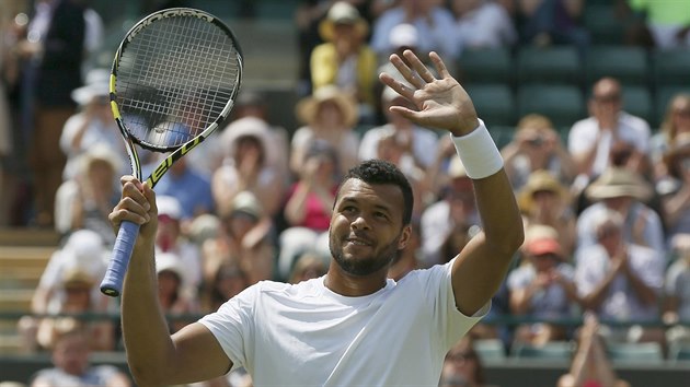 Jo-Wilfried Tsonga zdrav divky po postupu do druhho kola Wimbledonu.