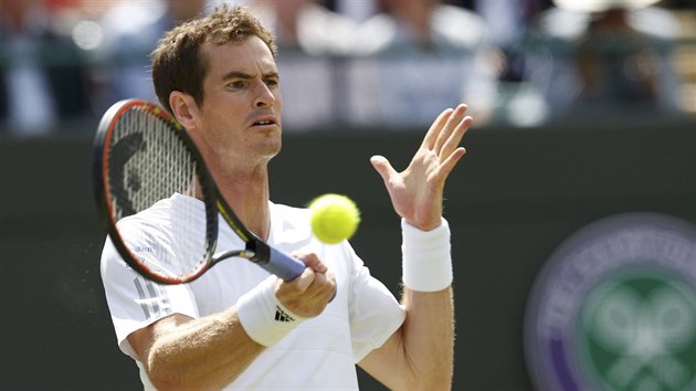 Andy Murray a jeho nespokojený výraz v utkání druhého kola Wimbledonu.