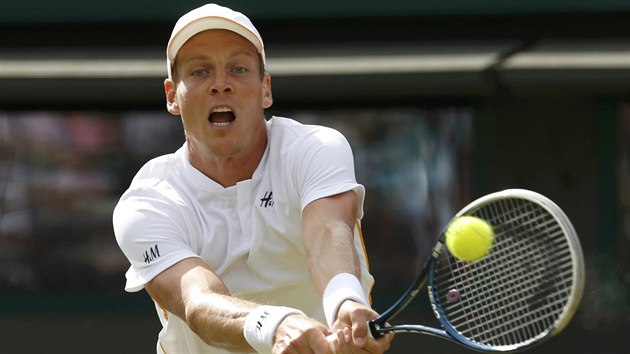 Tomá Berdych v souboji druhého kola Wimbledonu s Bernardem Tomiem.