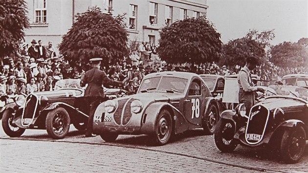 Závod Lochotínský okruh -1934 - intervalový start automobilů, repro z knihy Karla Peláka Plzeň s vůní benzínu.