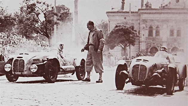 Závod Lochotínský okruh - 1949 - start automobilů třídy 750 ccm, repro z knihy Karla Peláka Plzeň s vůní benzínu.