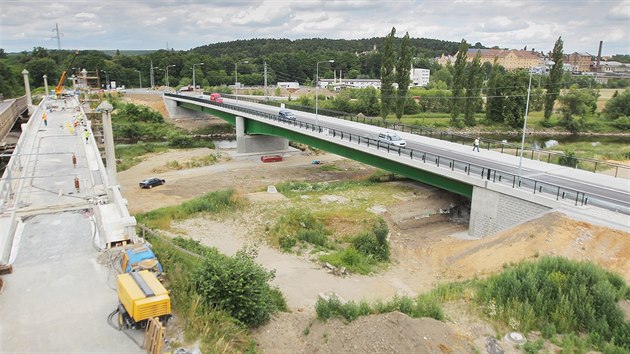 Pro dopravu oteven nov most pes Berounku v plzesk Jaten ulici (24. 6. 2014)