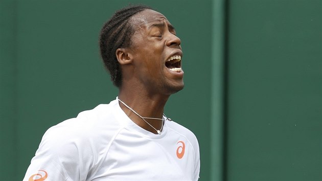 N! Takhle se roziluje francouzsk tenista Gael Monfils v utkn s Jim Veselm ve Wimbledonu.