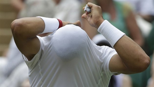 panlsk tenista Rafael Nadal se pevlk v duelu s Lukem Rosolem ve Wimbledonu.