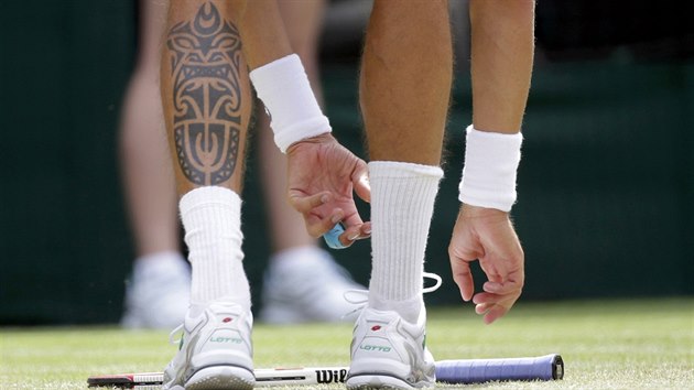 esk tenista Luk Rosol si zavazuje tkaniku v utkn 2. kola Wimbledonu.
