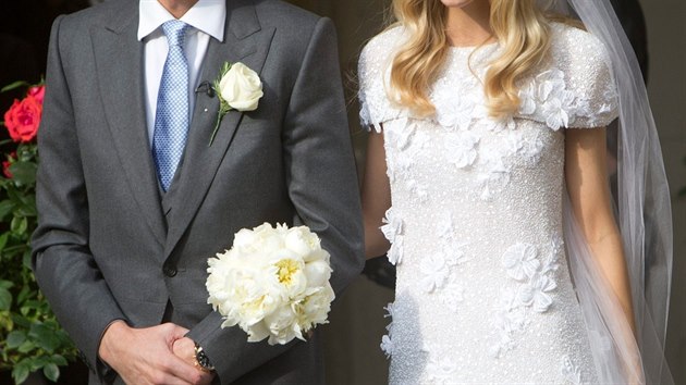 Církevní svatba modelky Poppy Delevingne a Jamese Cooka. Nevěsta měla šaty od Chanelu, ženich šedý oblek značky Oliver Brown. (16. května 2014)