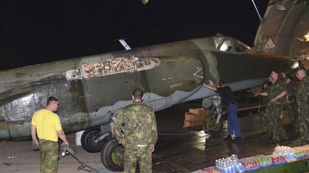 Rut vojci vykldaj letoun Su-25 na Bagddskm letiti (28. ervna 2014).