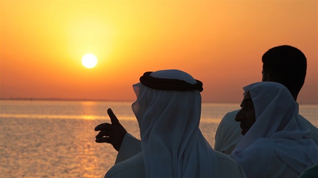 Bahrajnci vyhl zpad slunce a ekaj na zahjen svatho msce ramadnu (28. ervna 2014).