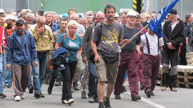 Dv stovky dlnk z kladensk Poldi protestovaly proti zpodnm mzdm (26.6.2014)