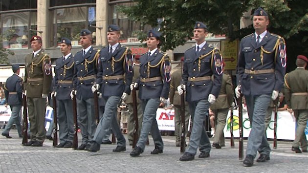 Na Vclavskm nmst sv umn pedvedli zstupci estnch str esti armd stedoevropskho regionu (26.6.2014)