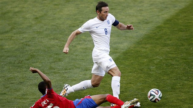 Anglick reprezentant Frank Lampard se probj kostarickou obranou