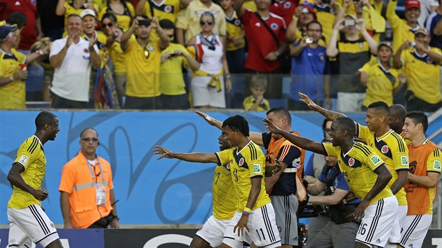 Kolumbijci se radují z prvního gólu proti Japonsku, který vstelili z penalty....