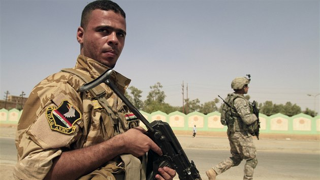 Irácké armádě už pomáhá asi polovina z tří stovek amerických poradců. Na archivním snímku z roku 2010 je v pozadí vidět jeden z amerických vojáků. Do bojů však nyní vojáci z USA nezasáhnou.