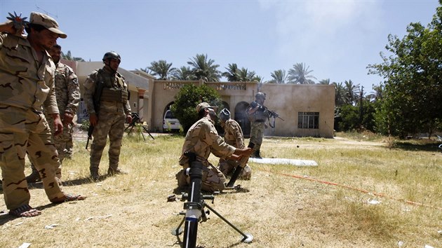 Členové irácké armády nedaleko Bagdádu  (25. června)
