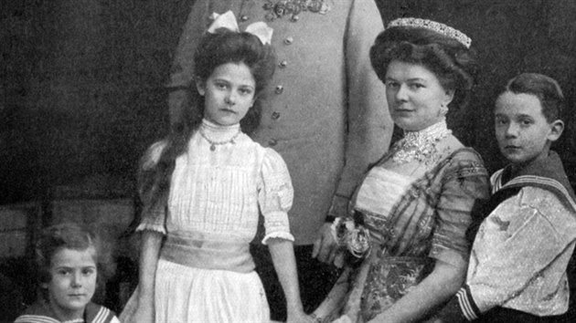 Dobov� fotografie rodiny Franze Ferdinanda. Zleva Ernst, �ofie s matkou a Maxmili�n.