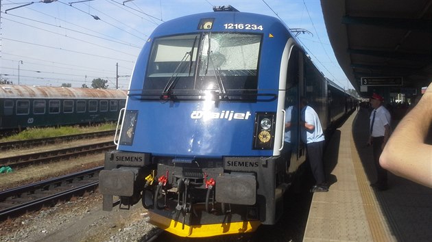 Railjet eskch drah vjel v Peloui na vylouenou kolej a narazil do zkratovac tye.