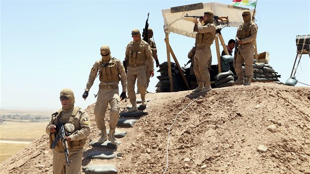 Pslunci kurdskch milic zaujmaj pozice k obran Mosulu ped povstalci z ISIL (22. ervna 2014).