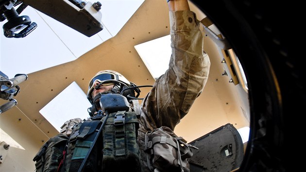Český voják ve věži obrněného vozidla MRAP během patroly poblíž afghánského Bagrámu