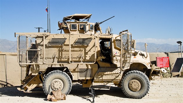 Obrnn vozidlo MRAP eskch vojk ped vjezdem na patrolu do okol zkladny v afghnskm Bagrmu