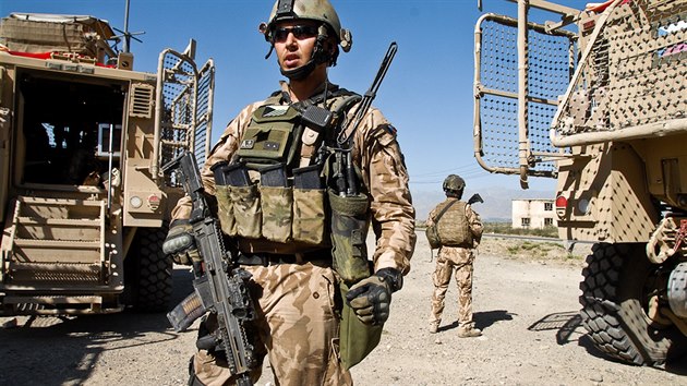 Velitel čety Martin K. během patroly v okolí základny v afghánském Bagrámu